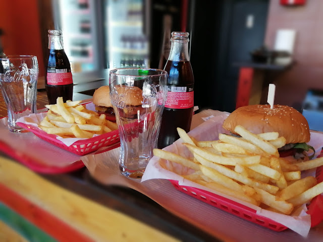 Burger_apo_spiti_potato_burger_cola